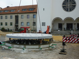 Montage einer tonnenschweren Brunnenplatte auf dem St. Michael-Platz in Neutraubling
